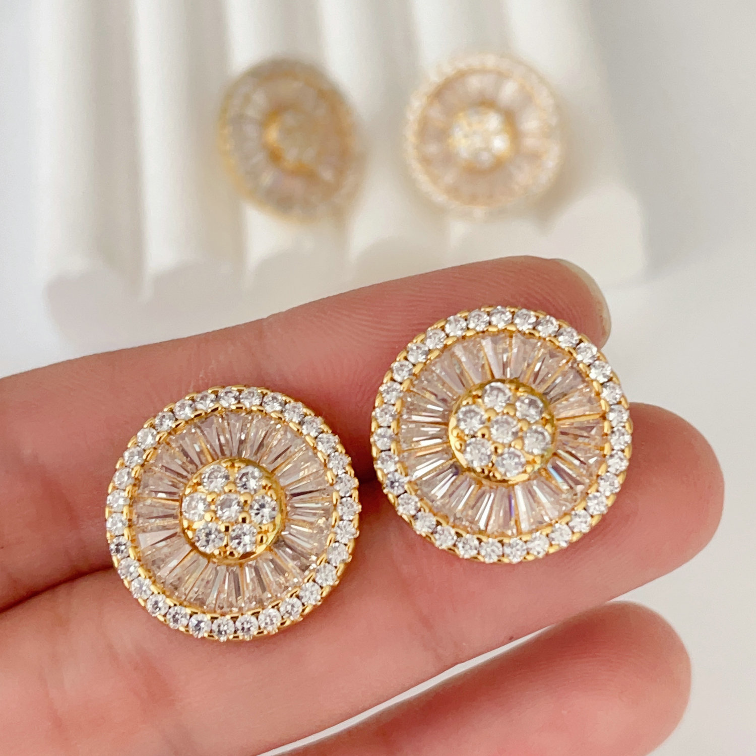 Round pave stud