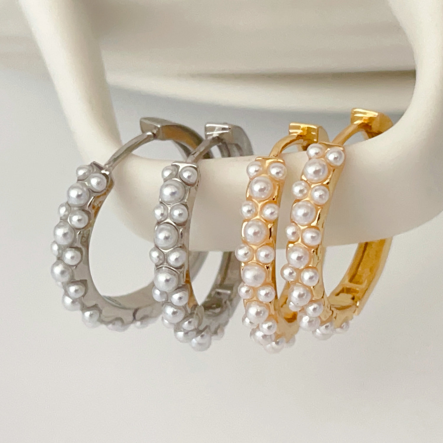 Small pearl hoops earrings