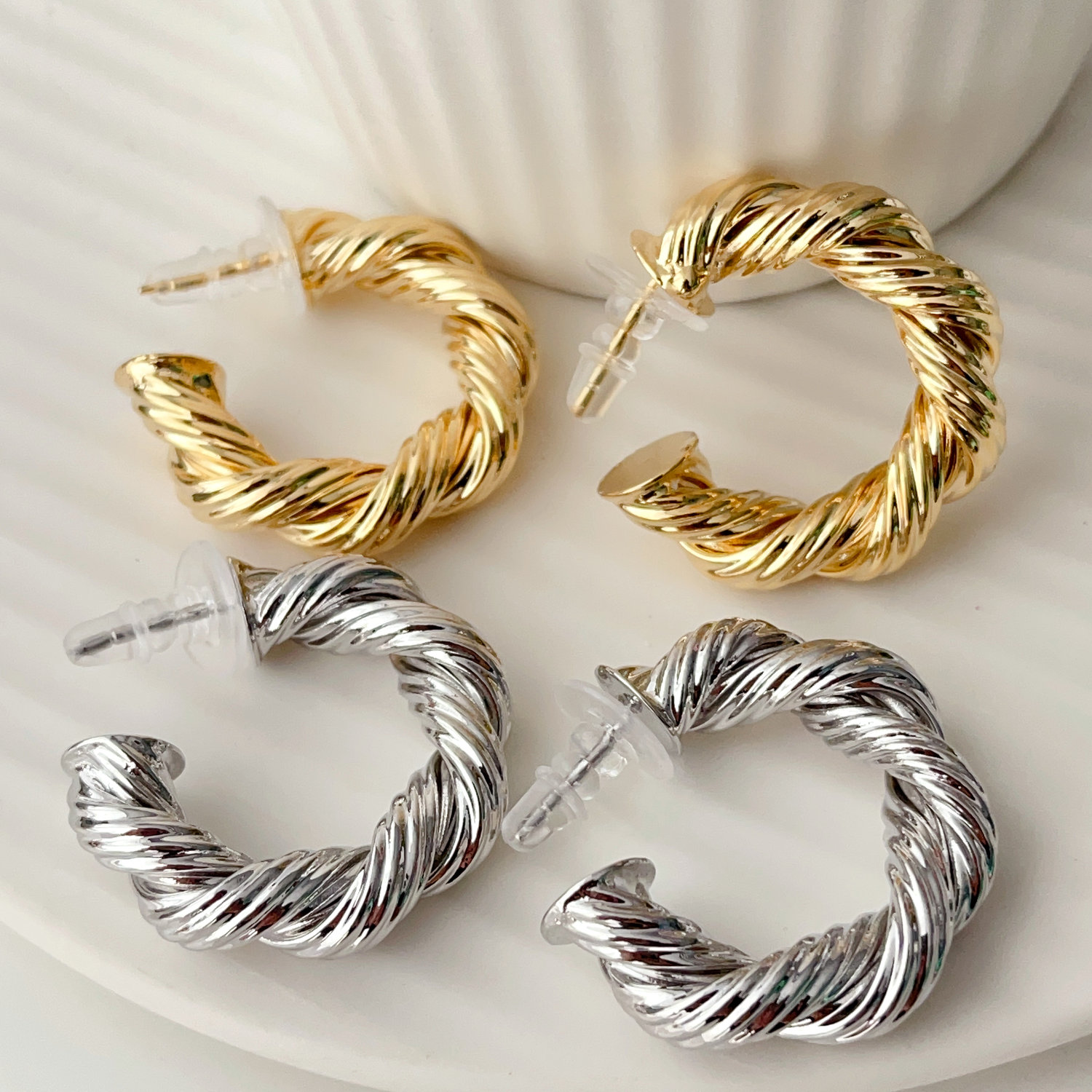 Metal twist hoops earrings