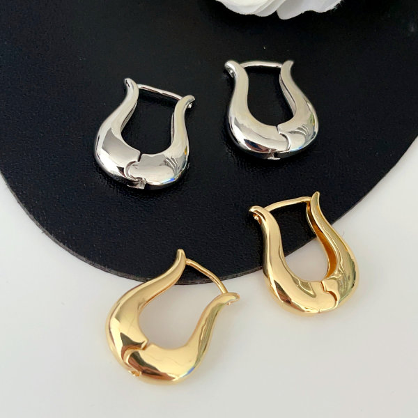 Metal triangle earrings