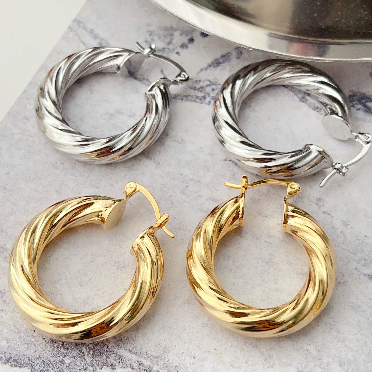 Metal twist hoops earrings