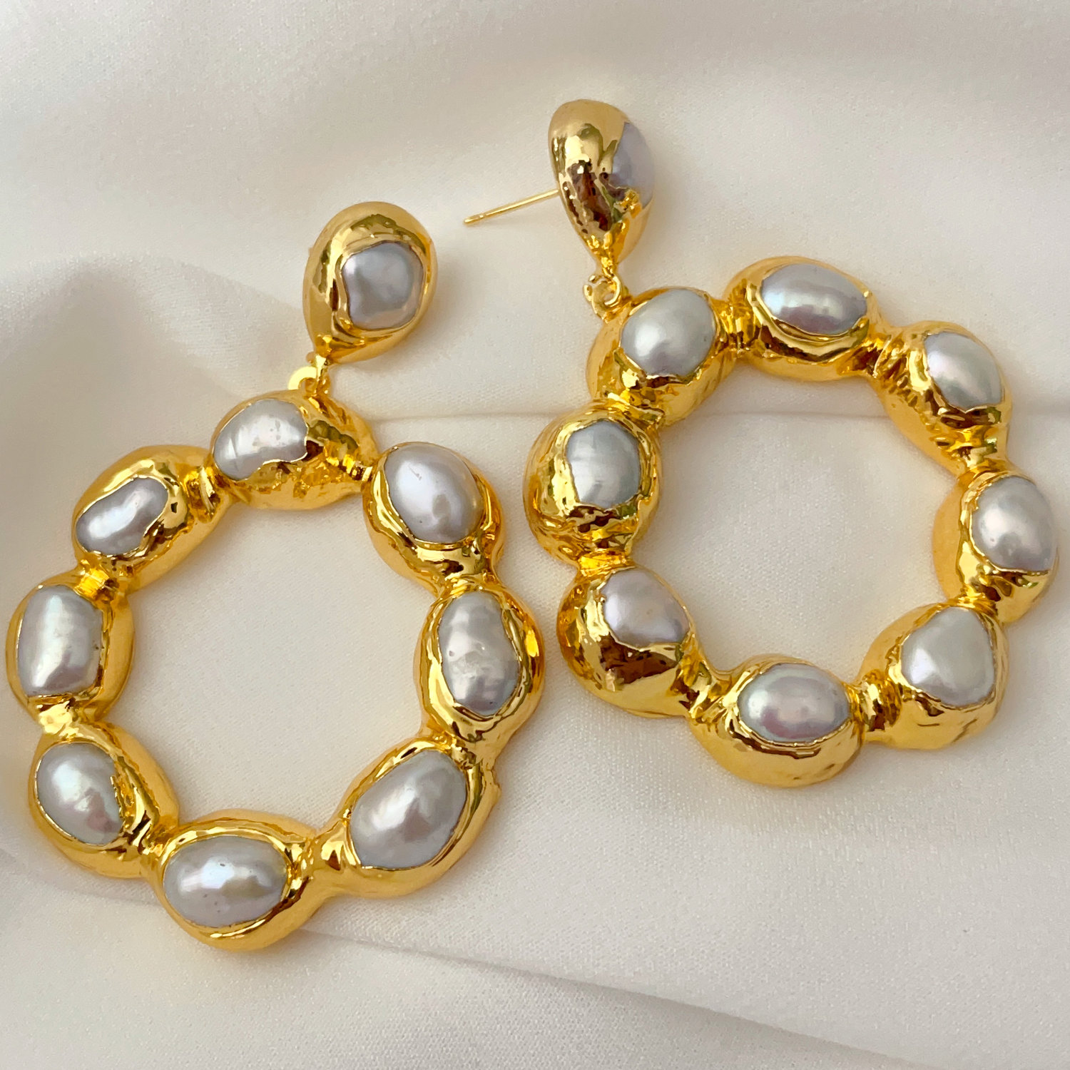 Fresh water pearl round pearl earrings