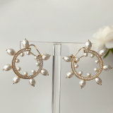 Flower pearl earrings