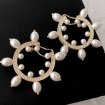 Flower pearl earrings