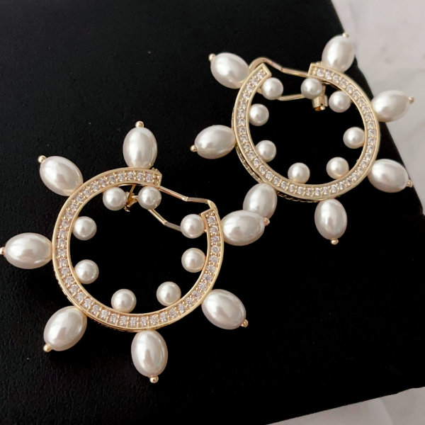 Flower pearl earrings