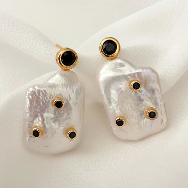 Square pearl earrings