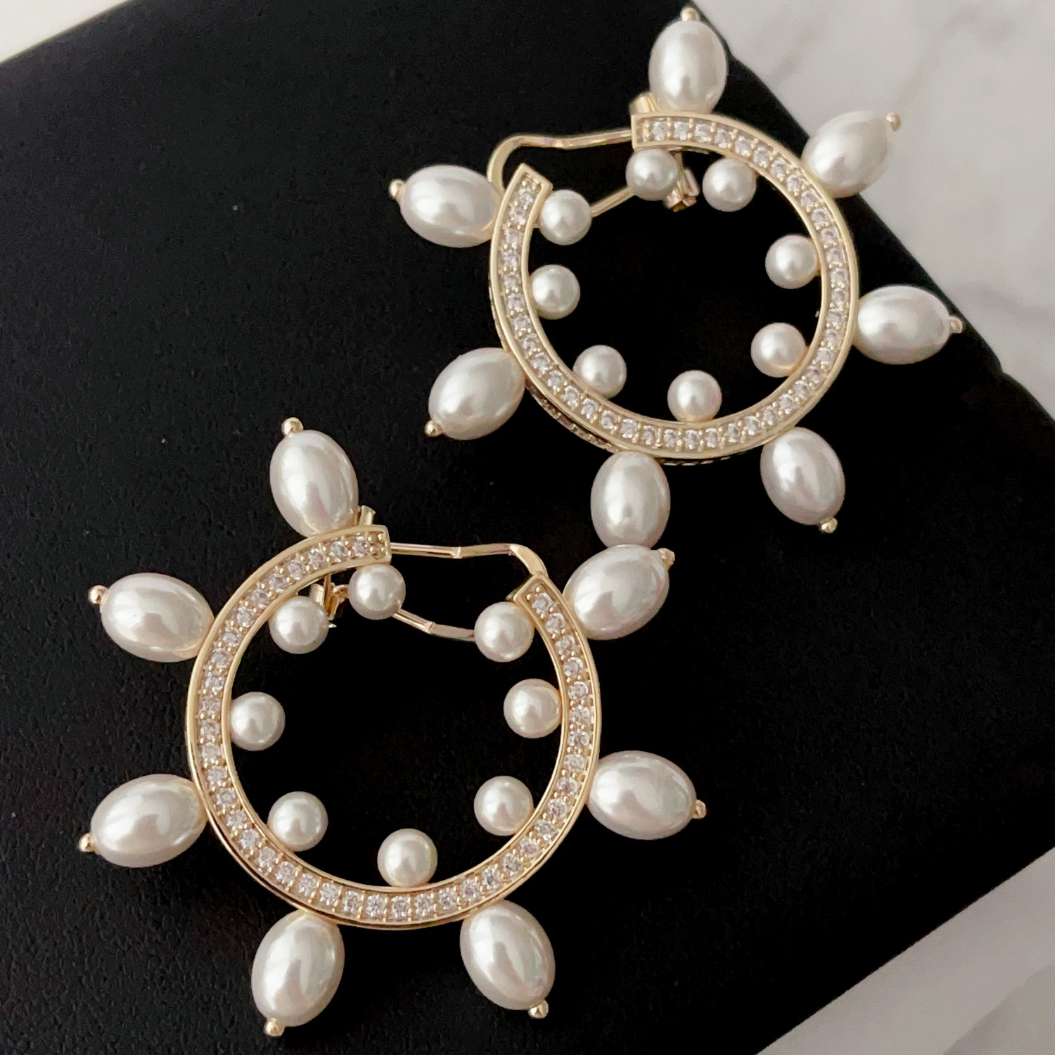 Flower pearl earrings