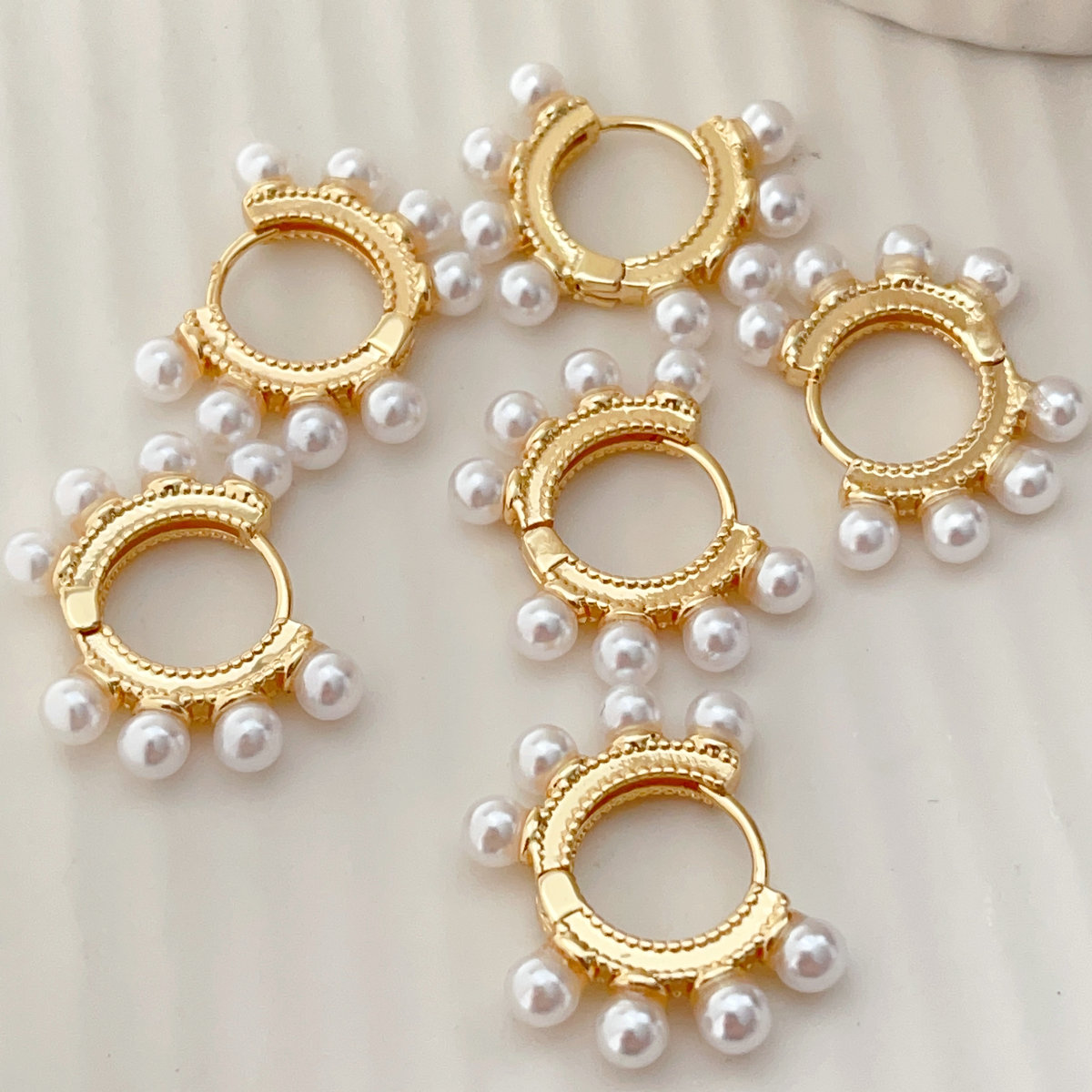 Glass pearl hoops earrings