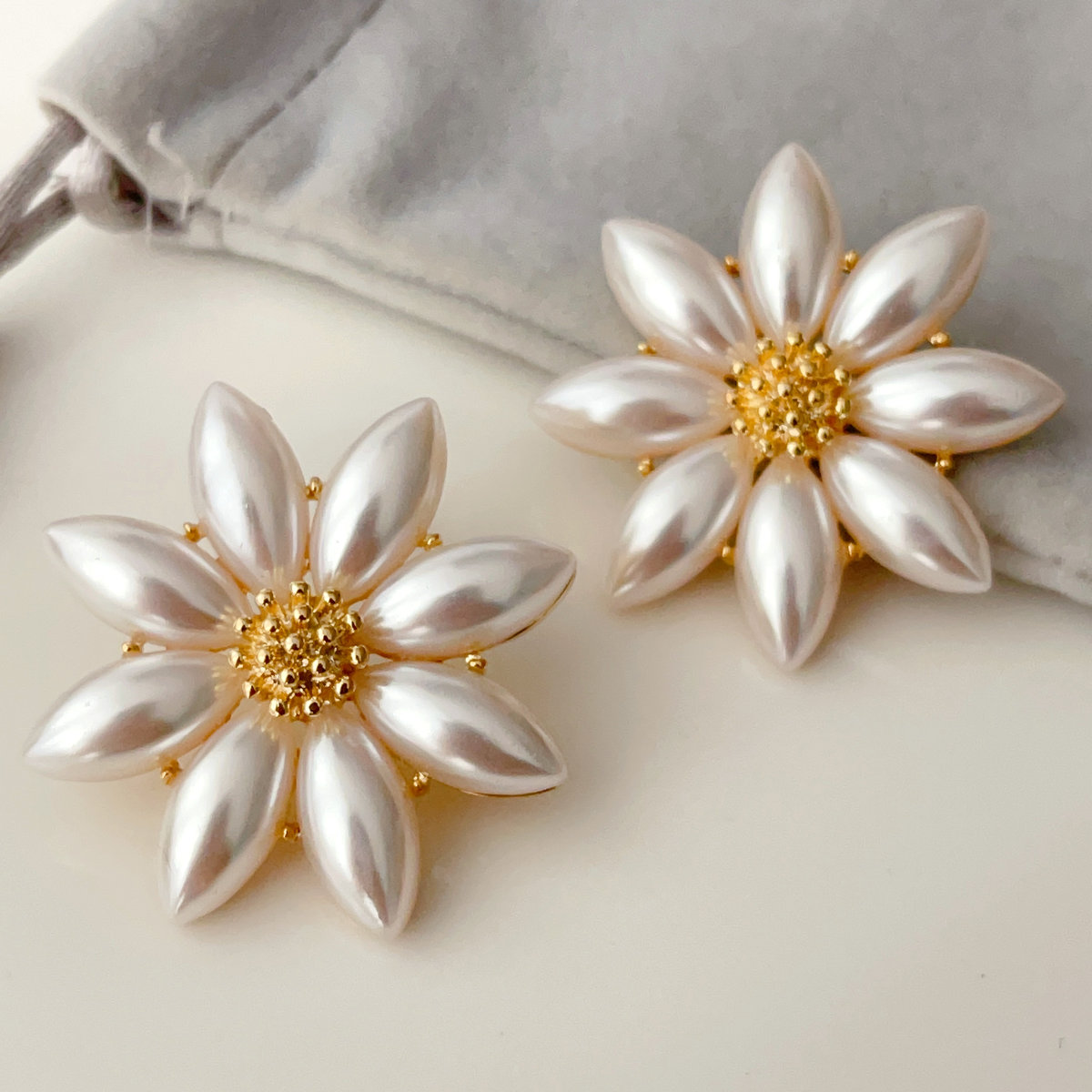 Glass pearl flower earrings white