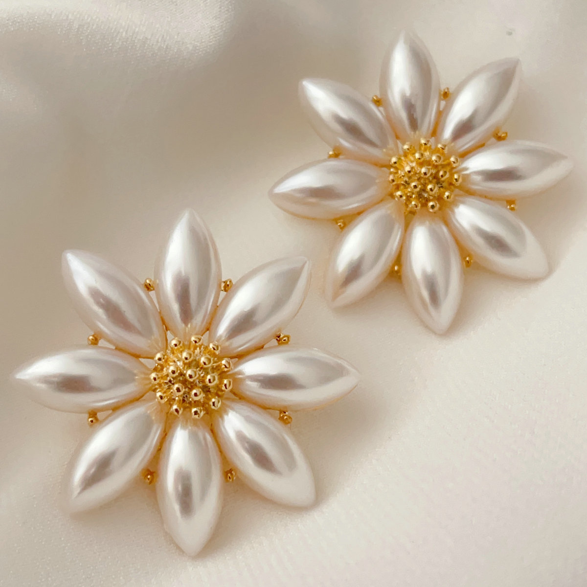 Glass pearl flower earrings white