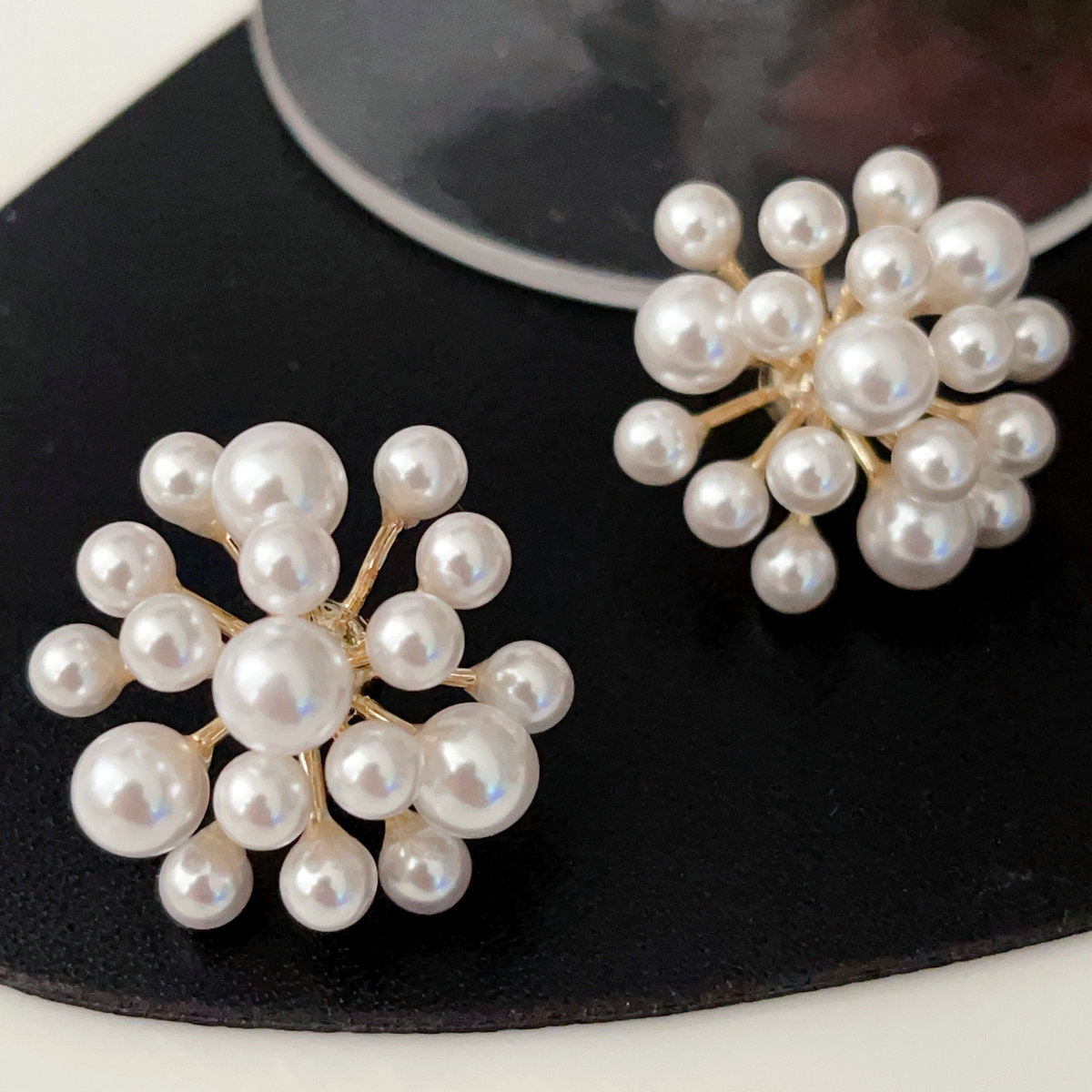 Flower pearl earrings in white