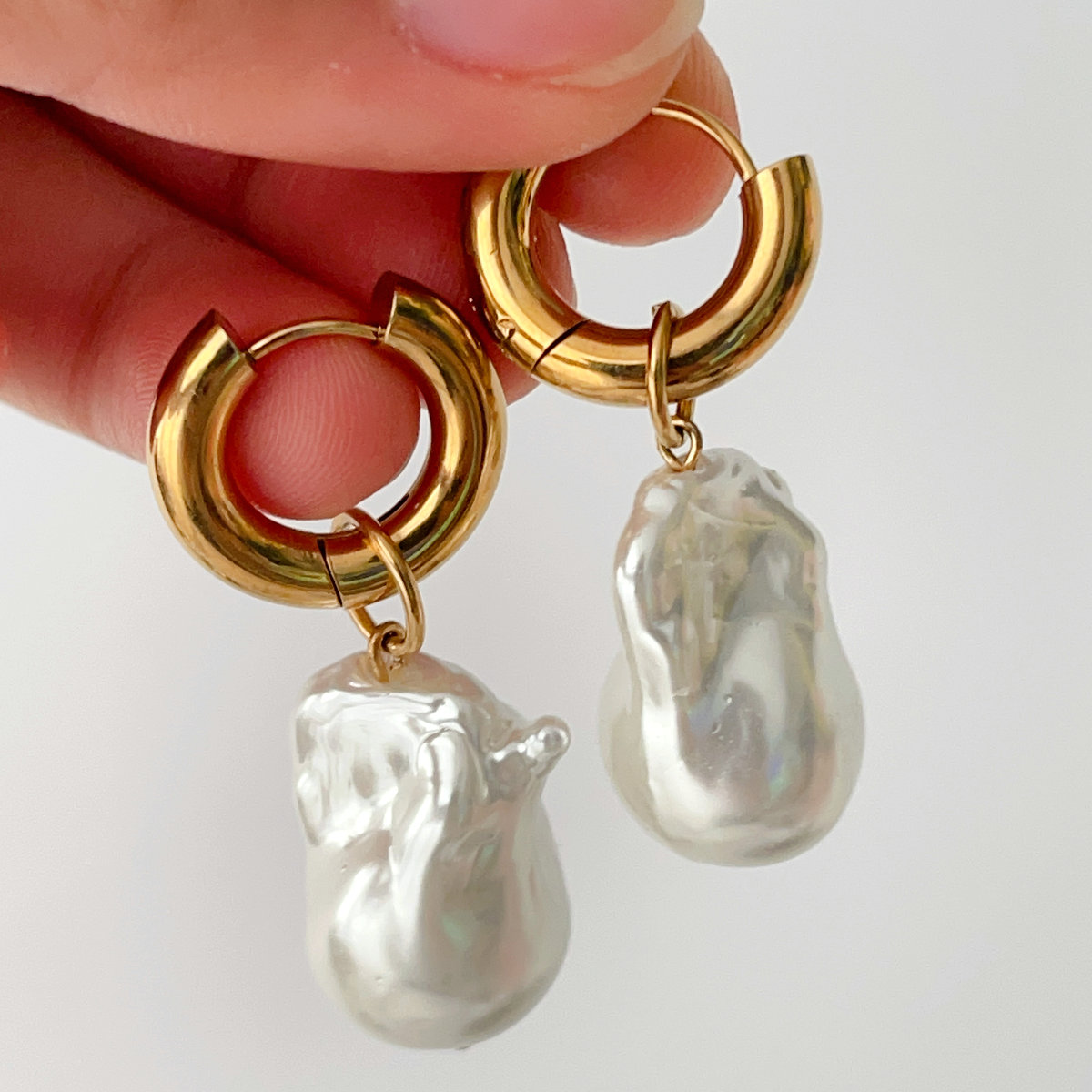 Stainless steel hoop earring with drop glass pearl