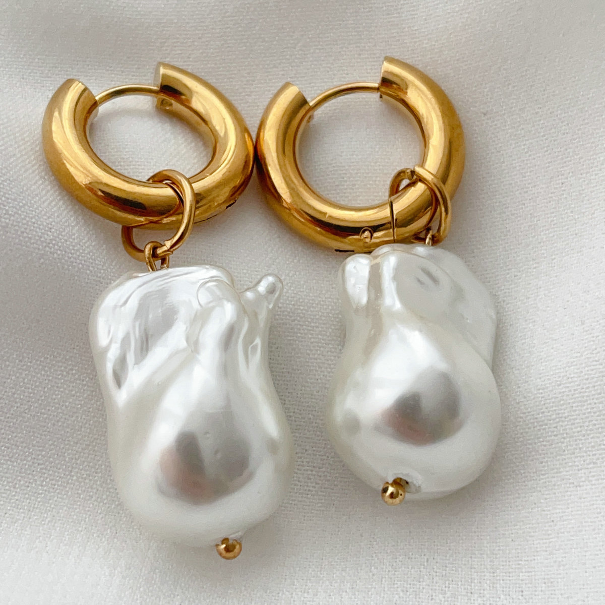 Stainless steel hoop earring with drop glass pearl