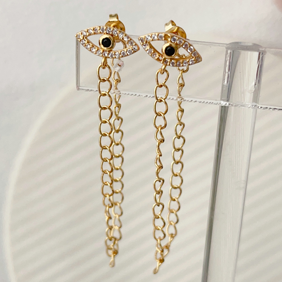 Chain eye tassel earrings
