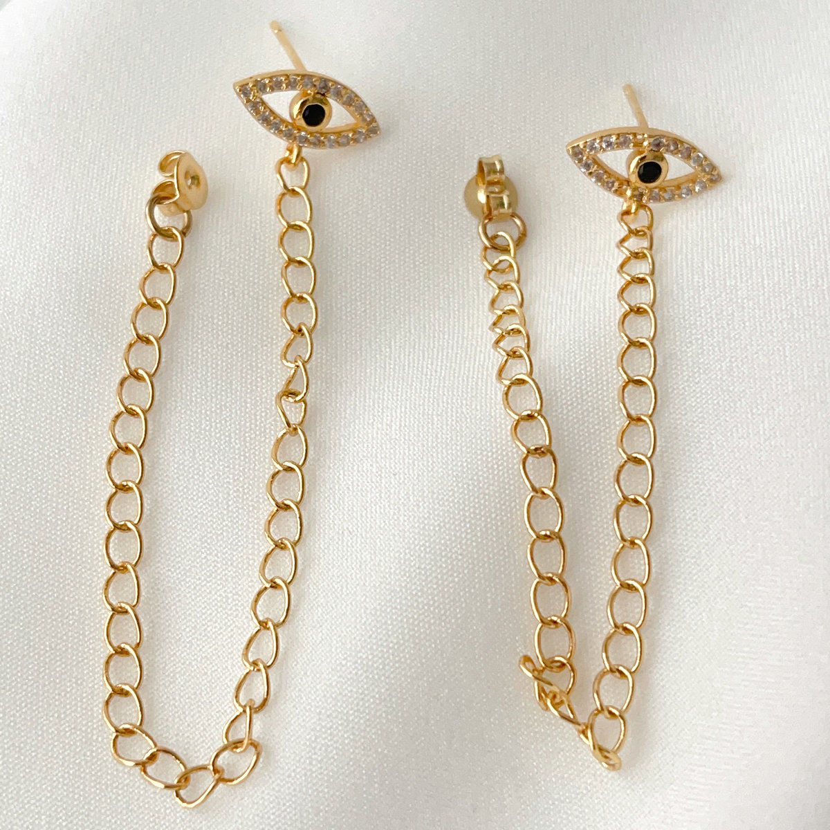 Chain eye tassel earrings