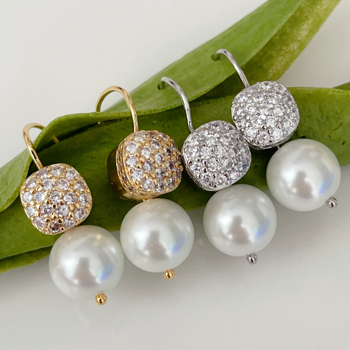 Glass pearl square earrings