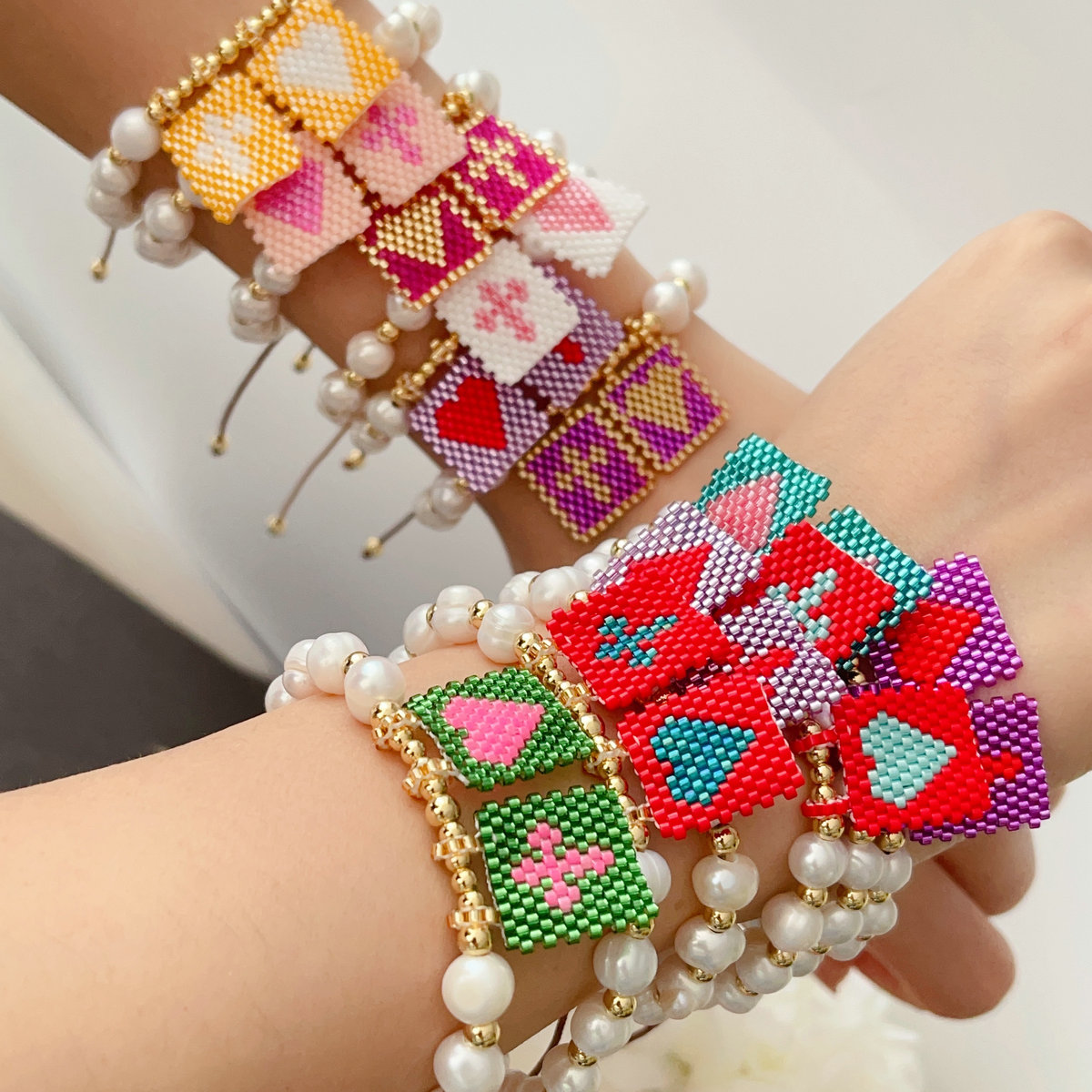 Pearl thread bracelet with square miyuki charm
