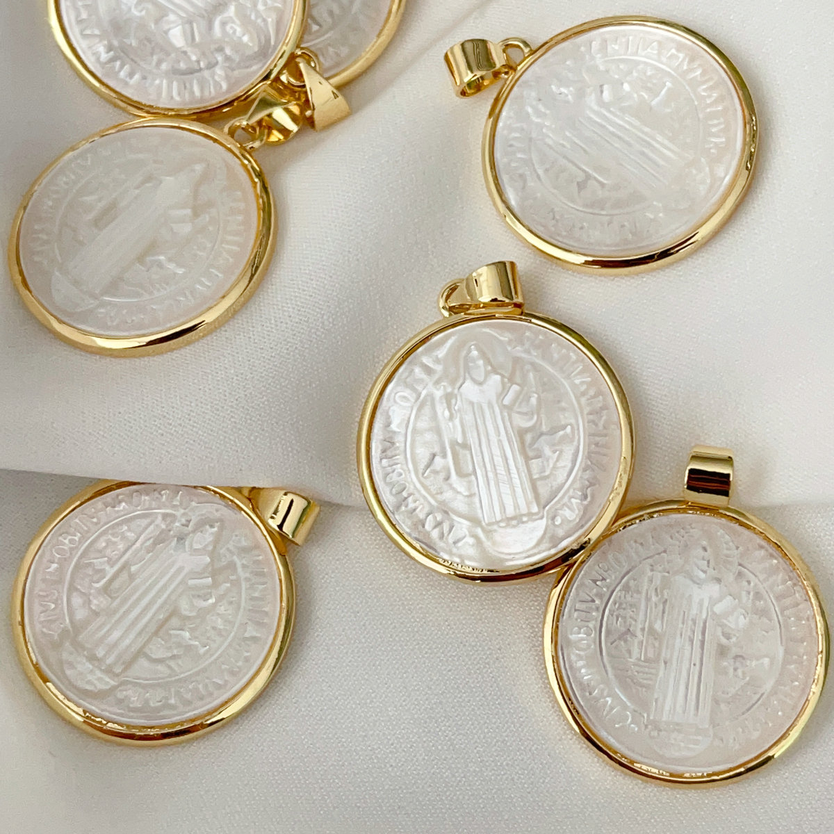22mm Mop virgin mary pendant ( with chain )