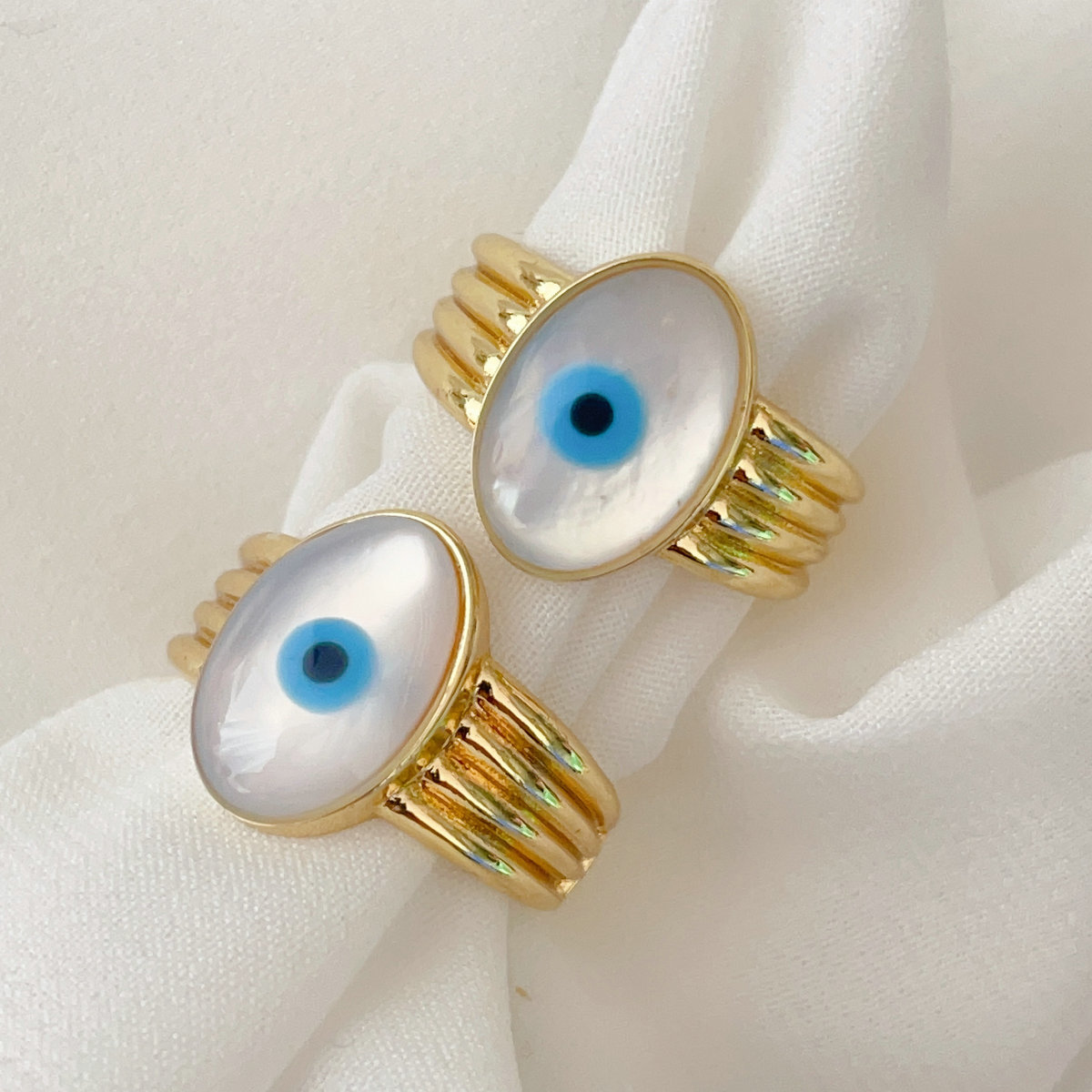 Oval mop white eye ring