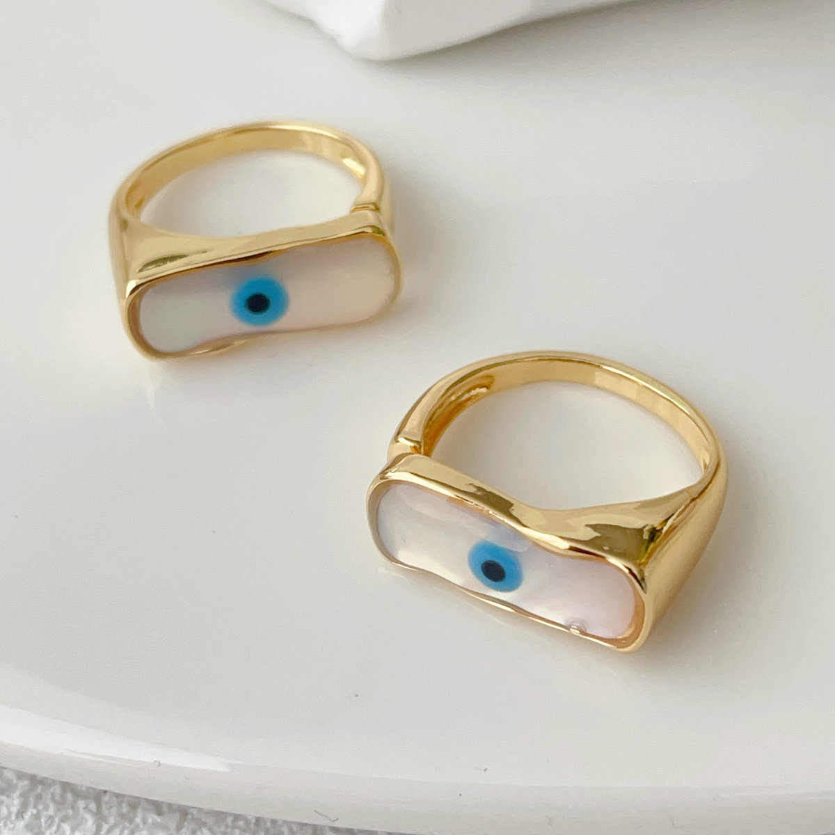 Long bar mop white eye ring