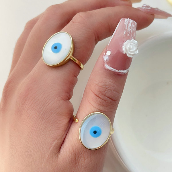 Oval mop white eye ring