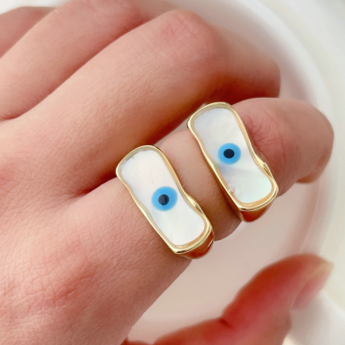 Long bar mop white eye ring