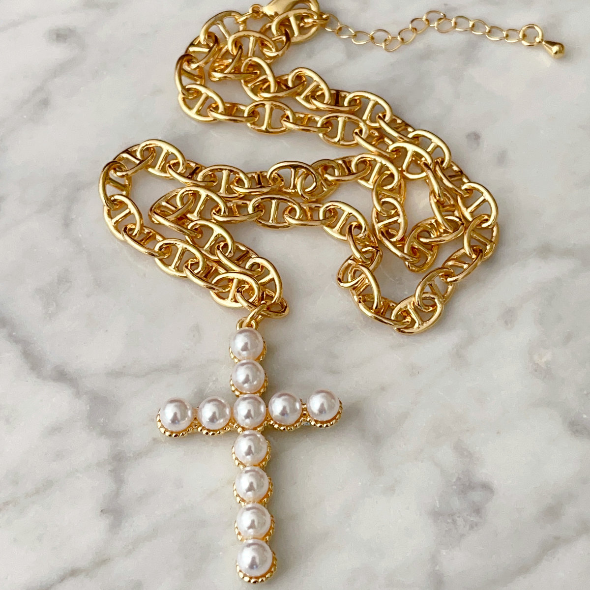 Pig nose chain with pearl pendant