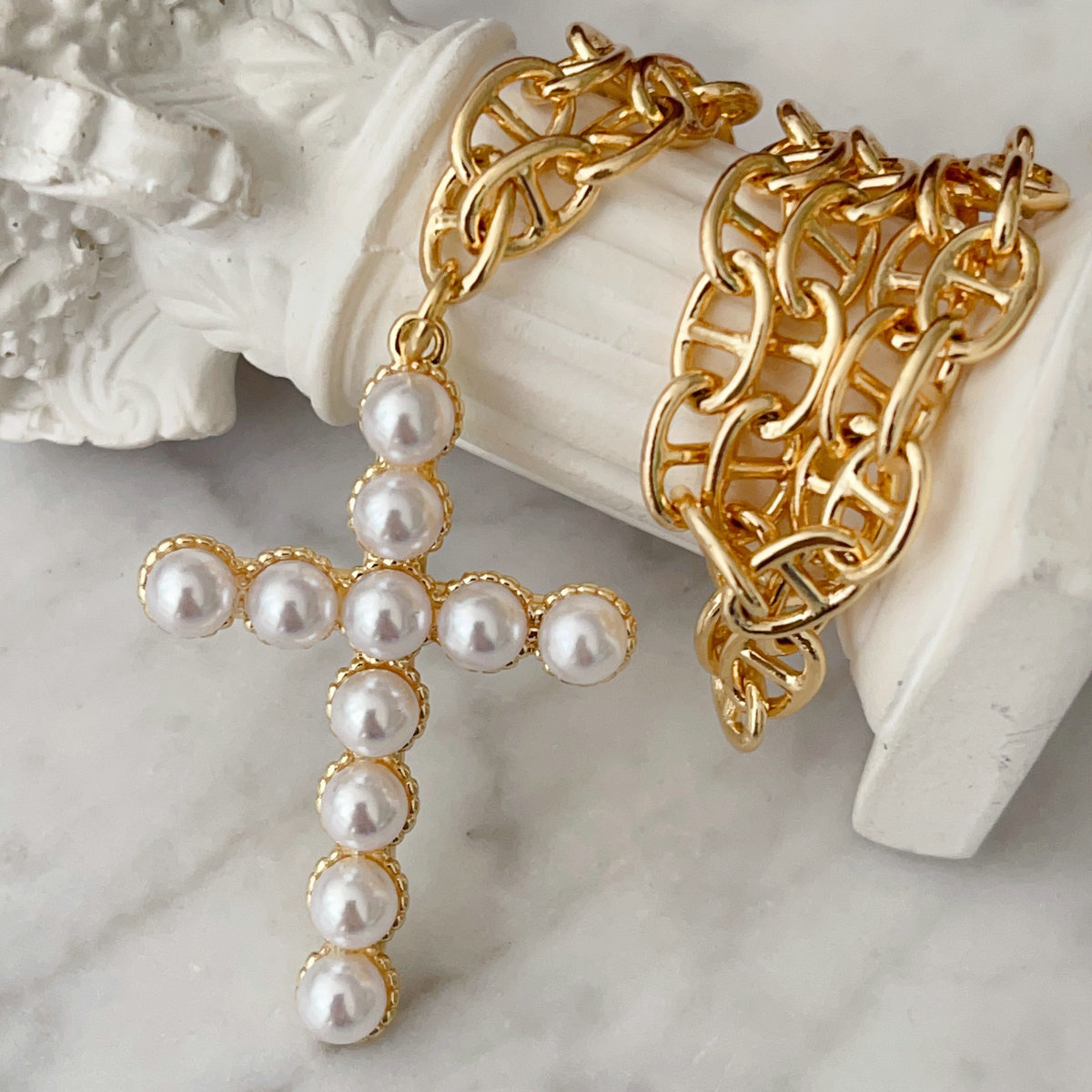 Pig nose chain with pearl pendant