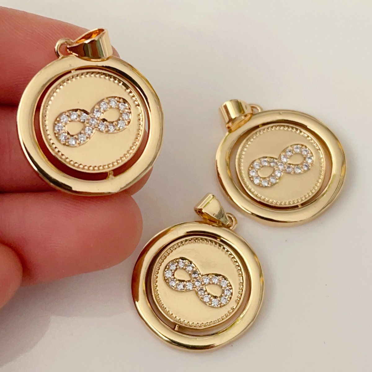 Round pave charm
