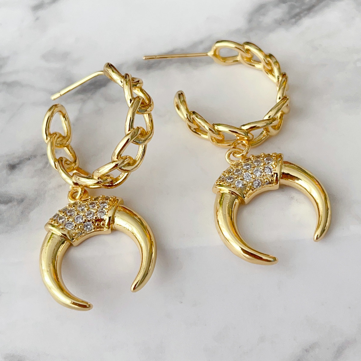 Chain hoops earrings with horn pendant