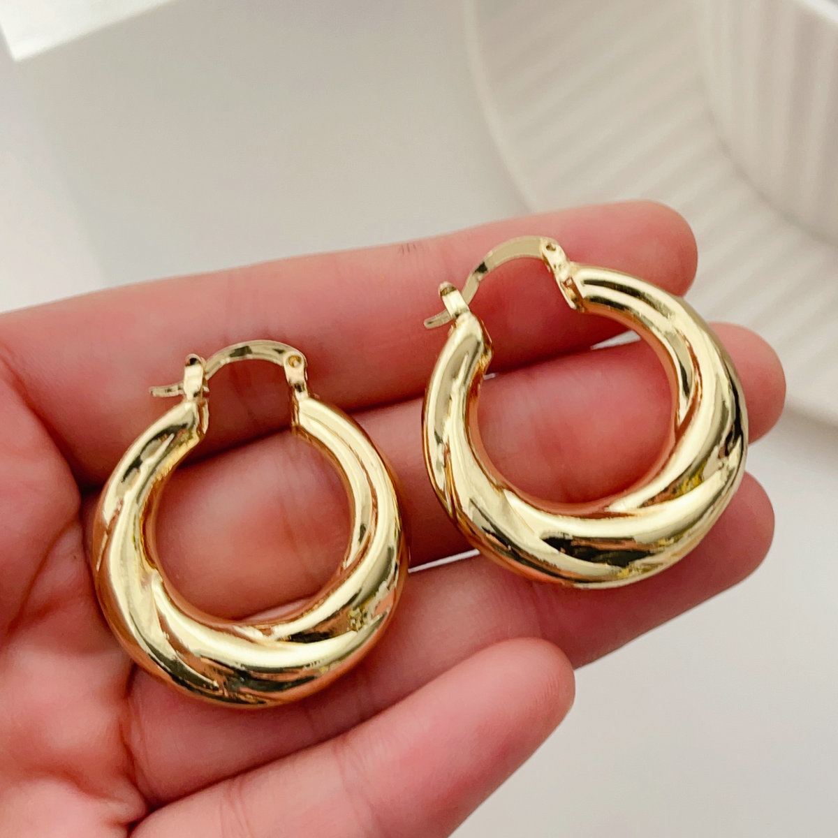 Fashion twist hoop earrings