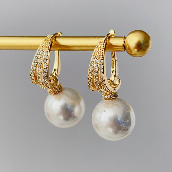 Round pearl drop earrings