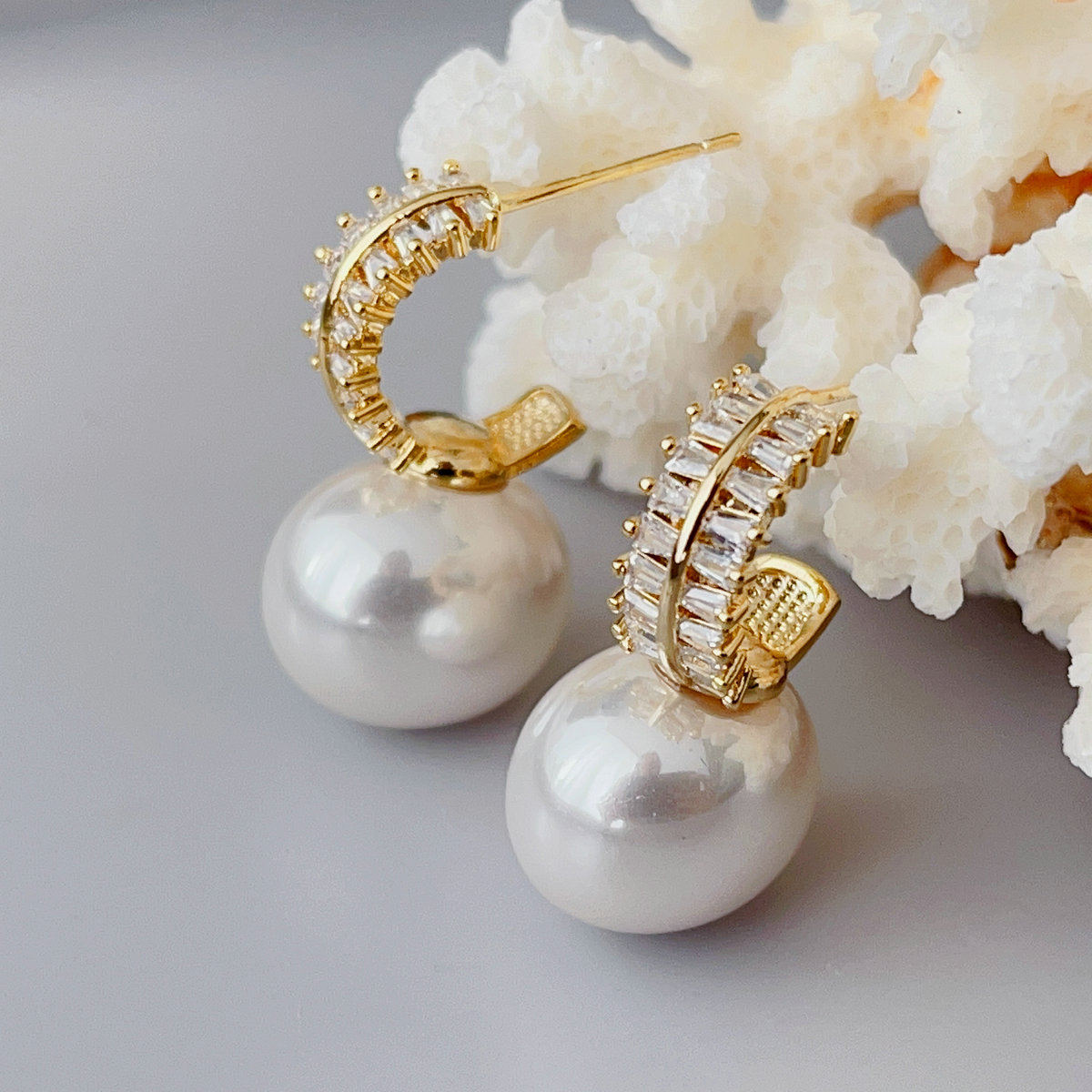 Round pearl drop earrings