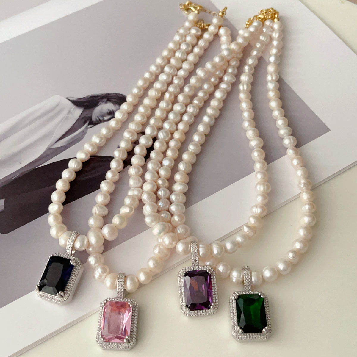 Square pendant pearl necklace