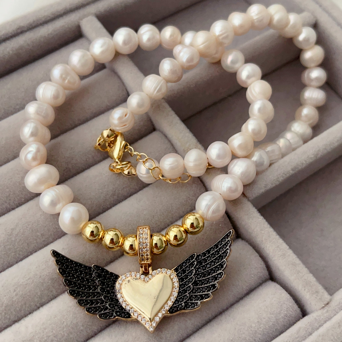 Black Angel's wings pendant pearl necklace
