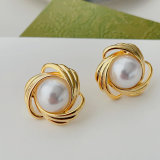 Flower pearl earrings