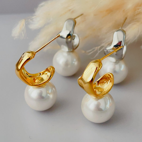 Fashion pearl drop earrings