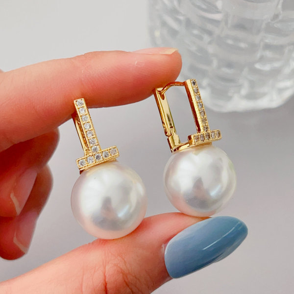 Glass pearl drop earrings