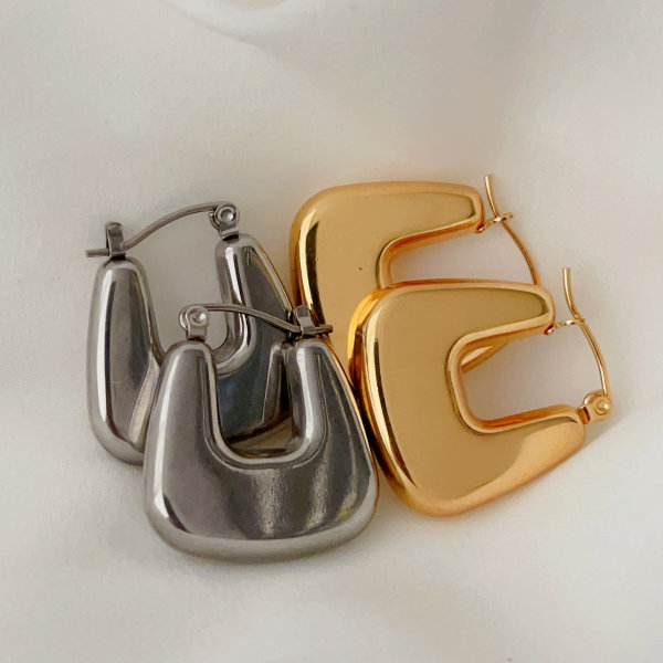 Plain triangular earrings