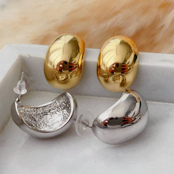 Metal dot moon earrings