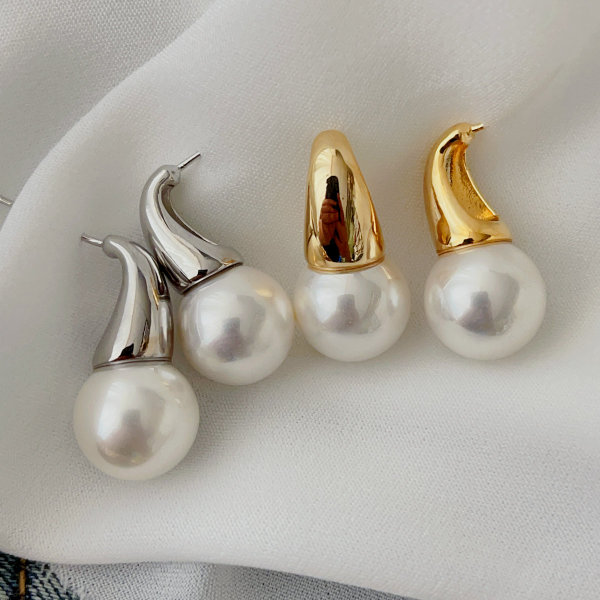 Pearl drop earrings
