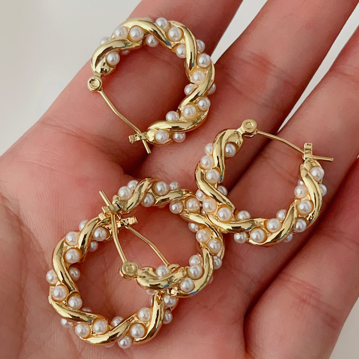 Twist pearl earrings