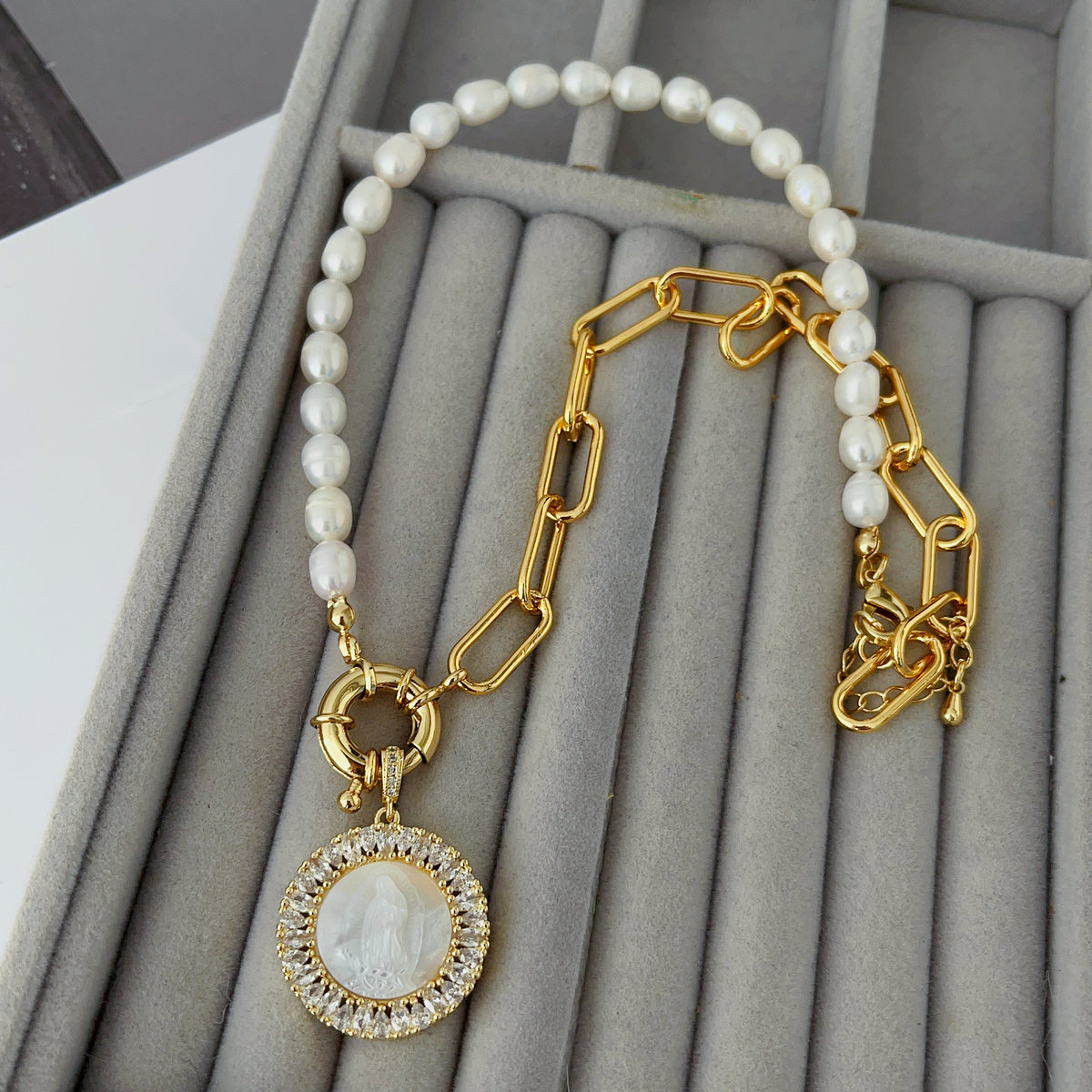 Half pearl and chain necklace with pendant