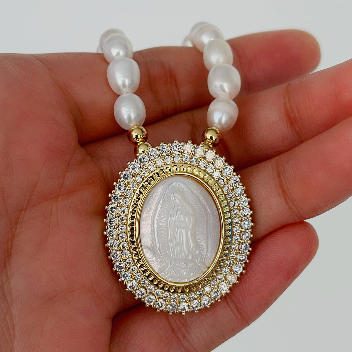 Shell pendant pearl necklace