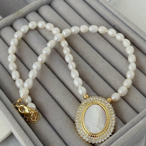Shell pendant pearl necklace