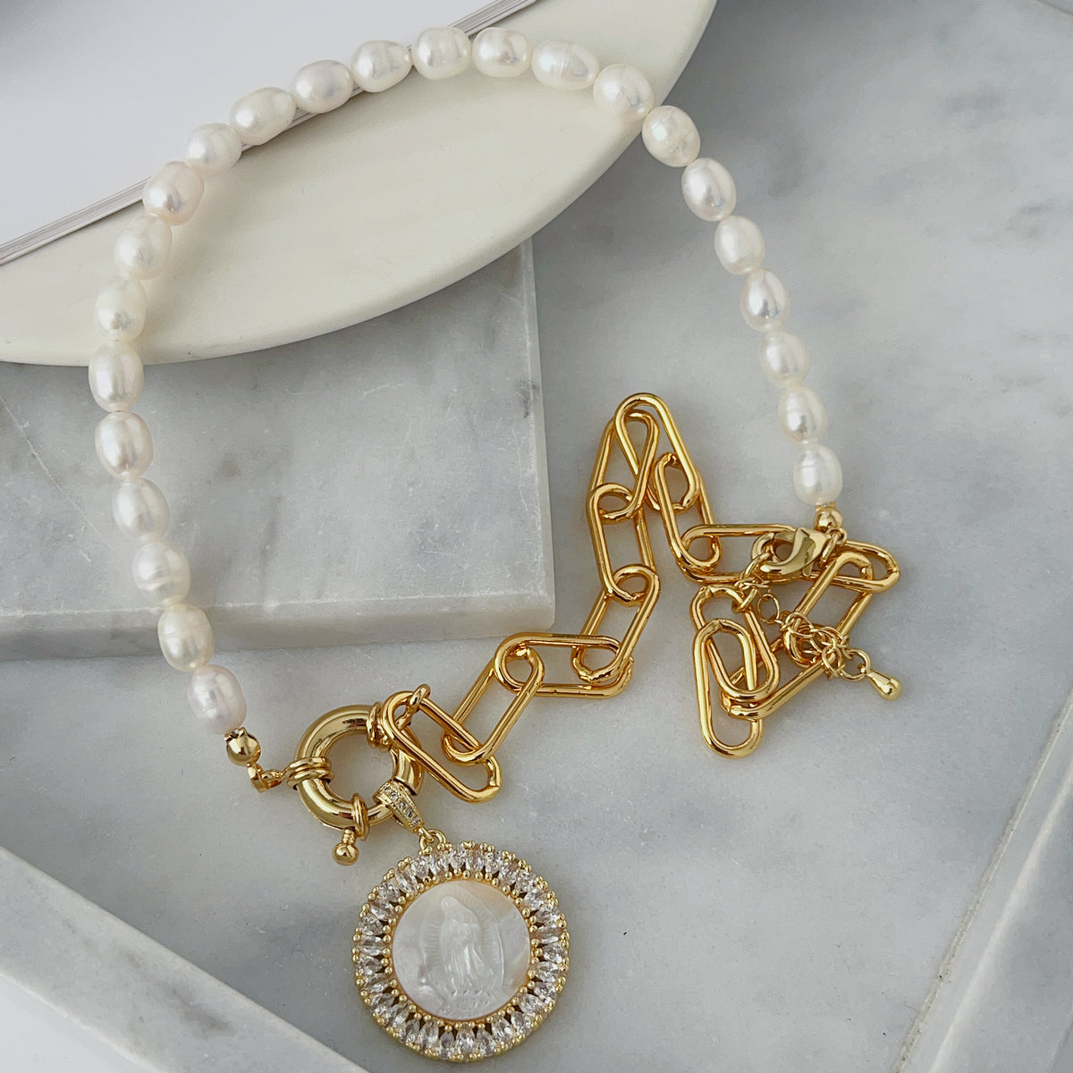 Half pearl and chain necklace with pendant