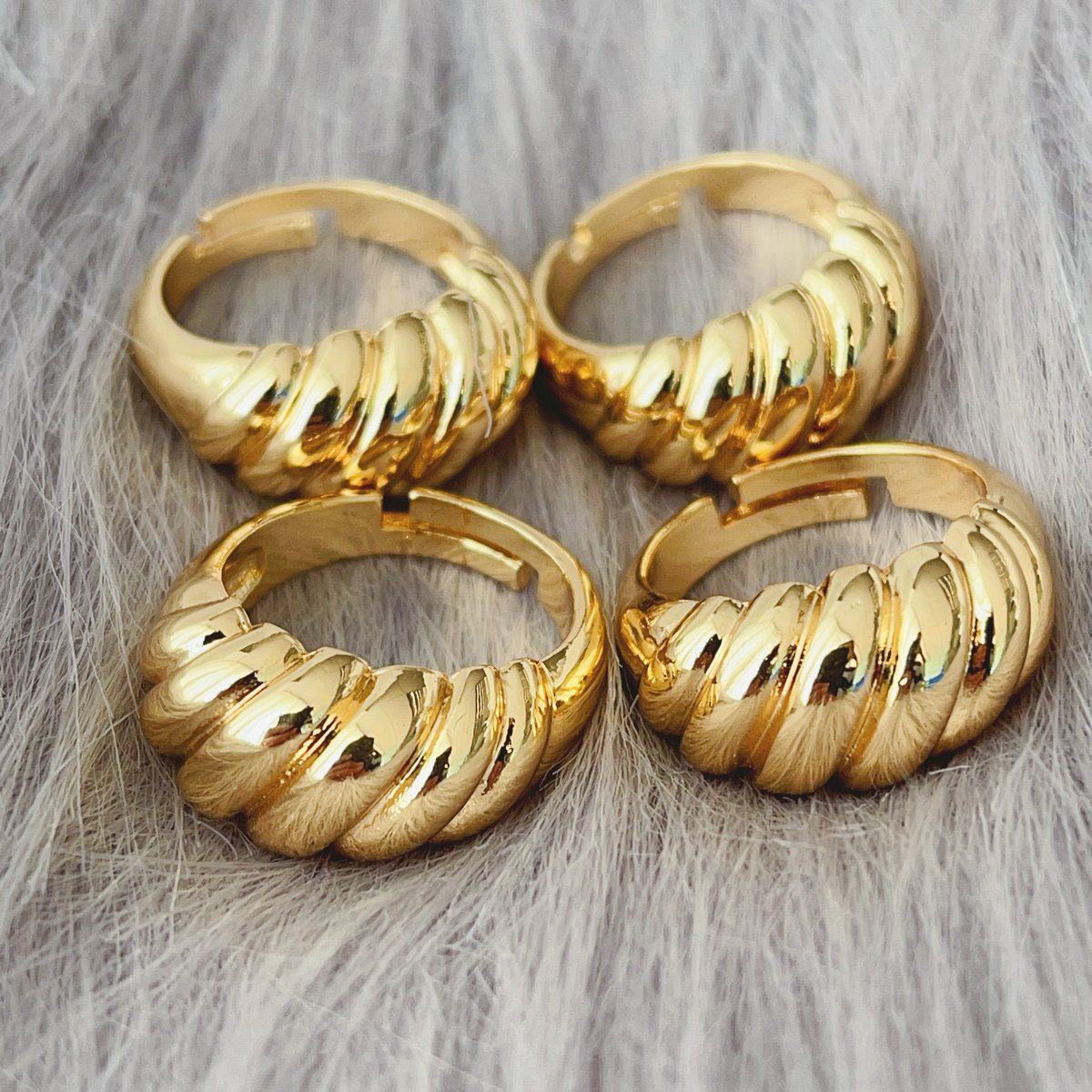 Croissant adjustable ring