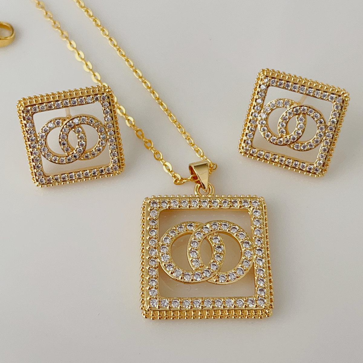 Pave channel set