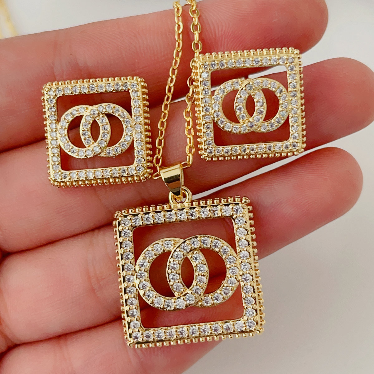 Pave channel set