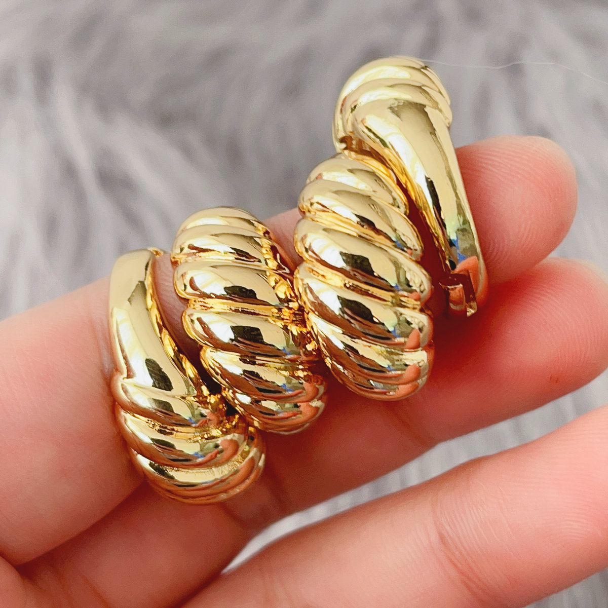 Croissant adjustable ring